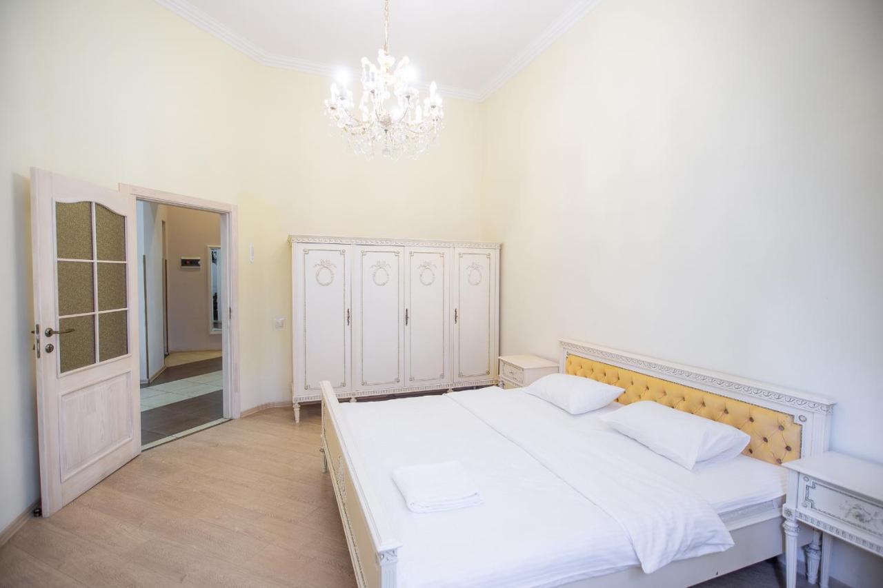 Comfortable Apartment On Mikhaylovskiy Lane Киев Екстериор снимка