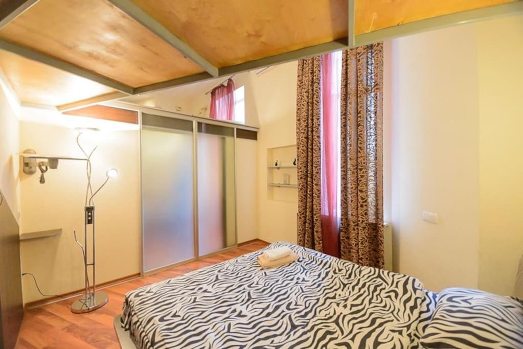 Comfortable Apartment On Mikhaylovskiy Lane Киев Екстериор снимка