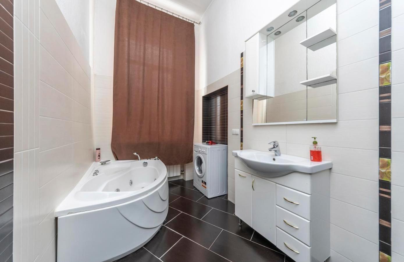 Comfortable Apartment On Mikhaylovskiy Lane Киев Екстериор снимка