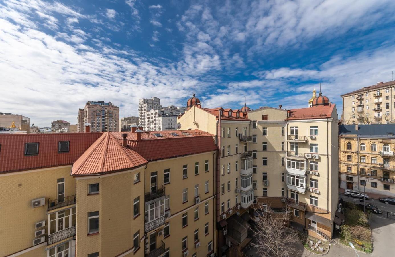 Comfortable Apartment On Mikhaylovskiy Lane Киев Екстериор снимка