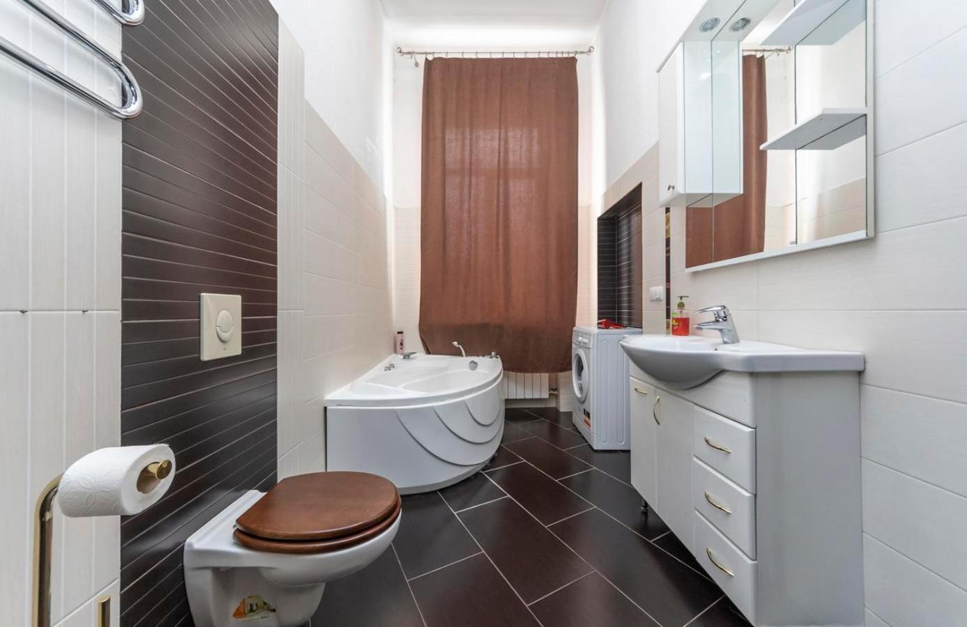 Comfortable Apartment On Mikhaylovskiy Lane Киев Екстериор снимка