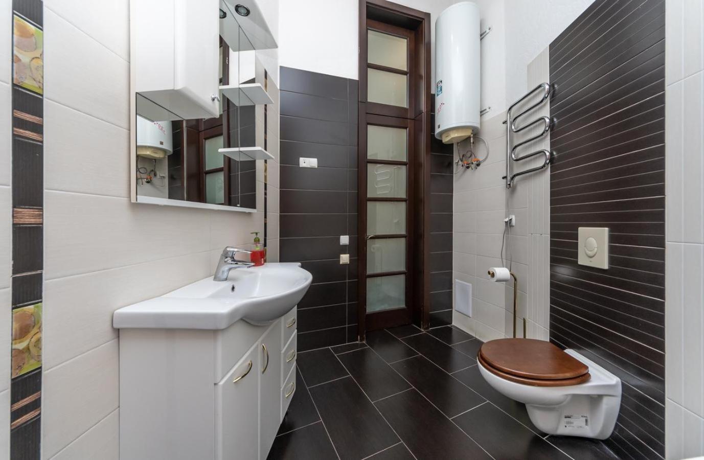 Comfortable Apartment On Mikhaylovskiy Lane Киев Екстериор снимка