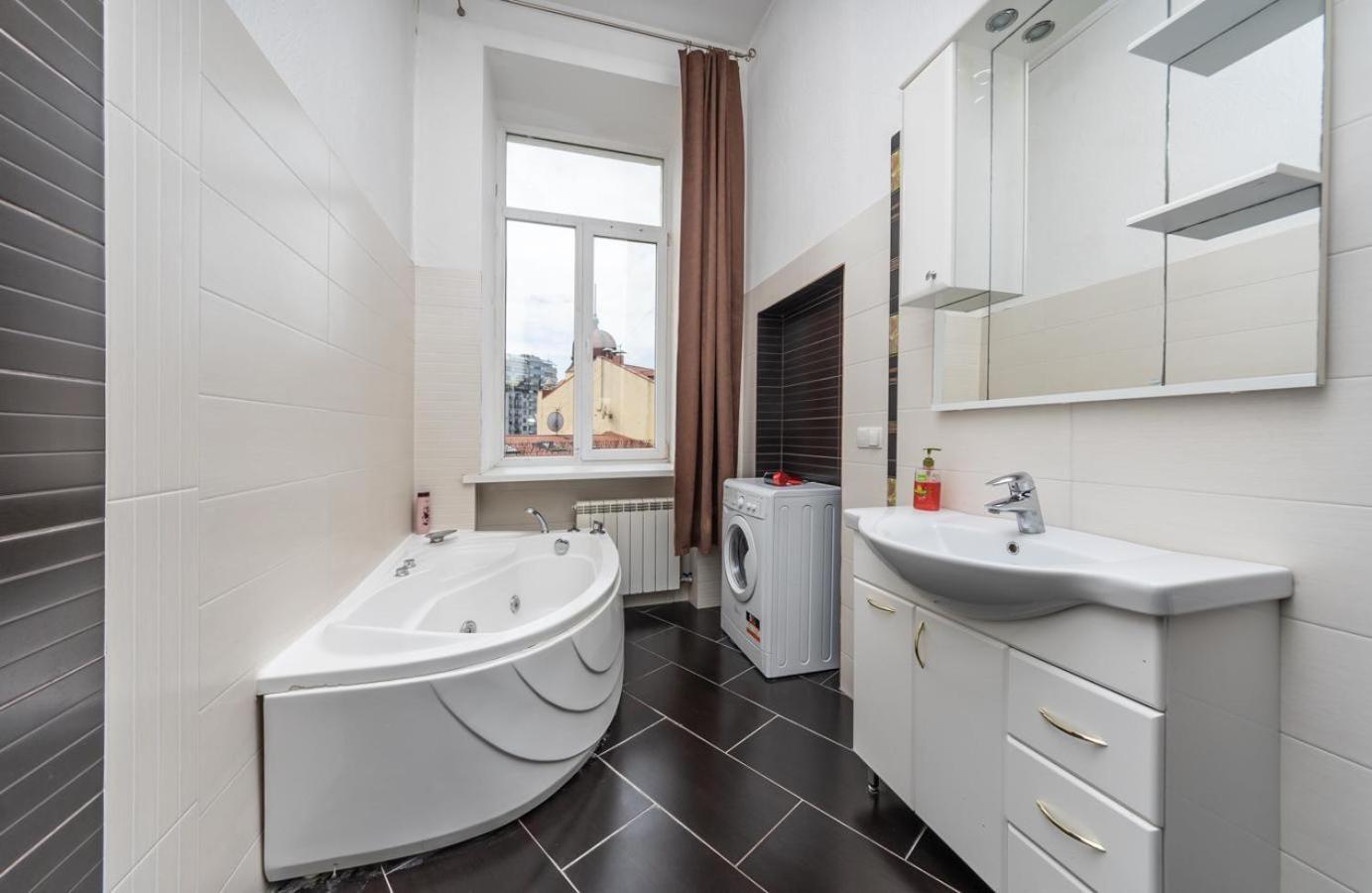 Comfortable Apartment On Mikhaylovskiy Lane Киев Екстериор снимка